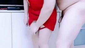 美淫妻穿着性感勾引哥哥、厨房发骚自慰、被哥哥站着抱着艹逼！
