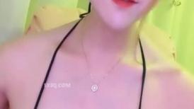 颜值不错的骚人妻小少妇全程露脸丝网诱惑，性感的大奶子，逼逼特写展示，伸着舌头要舔狼友大鸡巴自己抠逼逼