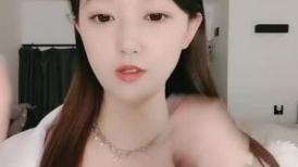 你的小冰冰微胖露脸颜值不错的极品妞下海大秀直播，全程露脸揉奶玩逼，舔弄道具模样好骚，电动鸡巴塞逼搅拌