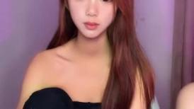 妖艳00后美少女！苗条身材炮友操逼！润滑油抹骚穴，手指扣入娇喘呻吟，第一视角抽插，近距离特写