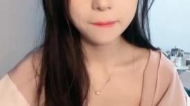 娜子呀 ：天啊皮肤都快抠烂了，男友各种动作高强度操逼，脸上的高潮别提多爽
