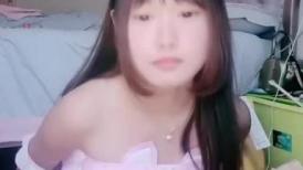 清纯系天花板！乖巧文静美少女！撩下衣服贫乳，翘起屁股粉嫩小穴，纤细美腿一脸呆萌