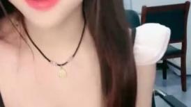 甜美乖巧美少女！性感情趣装吊带丝袜！表情一脸淫荡，跳蛋假屌双管齐下，抽插骚穴娇喘不断