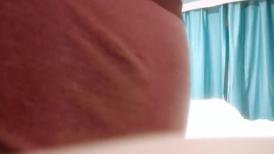 【足浴寻欢】光头佬约了个乖巧妹妹，吃屌揉捏奶子，一线天美忍不住要舔，张开双腿抽插
