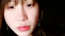 气质大红唇新人美女！应要求小秀一波！黑丝美腿丁字裤，撩起裙子扭腰摆臀，骚穴特写极度诱惑