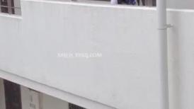 学校乘坐电梯时偷拍JK妹子的裙底,意外发现内裤卡屁股缝了,嫩逼露出了一大半
