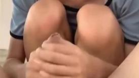 清纯小美眉 哥们的是不是被马蜂蜇过 妹妹嘴小 逼小 只能用手解决了