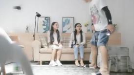 约了两个嫩妹玩双飞，左拥右抱扣逼玩弄口交站立后入，台子上抽插呻吟娇喘