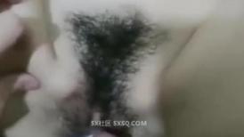 大奶少妇 在家被无套输出 猛怼奶子哗哗 逼毛浓密 口爆