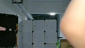 新来的气质眼睛小少妇露脸深夜陪狼友发骚诱惑，性感的睡衣漏着骚奶子跟狼友撩骚互动听指挥