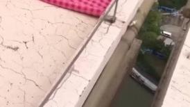 屋顶约拍兼职模特拍写真，学妹很懂事,为了帮家里减轻负担,自己当人体模特赚学费,还说艺术不丢人