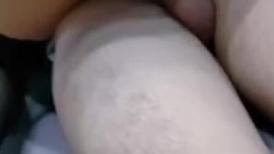 老婆上位让我看着她的骚样，套子滑了，再戴一下老婆，老公拍摄老婆和粉丝做爱，绿帽颜色闪闪发光！