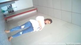 科技园女厕破洞牛仔棕高跟短发美妞,肥嫩的微毛长穴缝磨起来特爽