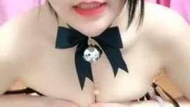 十分淫荡美少妇！黑丝美腿高跟鞋！翘起双腿埋头舔逼，跪在椅子上后入爆操，蜜桃美臀上下套弄