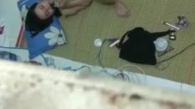 趴墙头偷窥刚下班洗完澡光着屁屁刷抖音的妹子