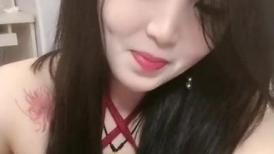 白丝高跟露脸诱人的小女人精彩大秀直播，淫声荡语互动撩骚，揉着骚奶子自慰逼逼给狼友喊爸爸，淫水超级多