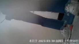 办公楼女厕全景偷拍眼镜妹撒尿前先站着手扒开逼擦拭尿道
