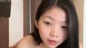 诱人的清纯少女全程露脸酒店大秀直播，火辣激情裸舞刺激狼友，揉奶玩逼听指挥，掰开小穴给狼友看特写好刺激