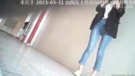 单位女厕偷拍 牛仔裤配黑西服时尚范小姐姐的好毛好逼