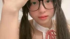外表文静甜美少女！刚下海收费房！隔着内裤自摸肥穴，掏出奶子揉捏，跳蛋震动粉嫩美穴，极度诱惑