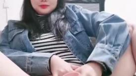 高端女白领全程露脸我咋看着这妞在办公桌上在骚呢，漏着骚穴自慰呻吟，互动撩骚淫声荡语道具抽插玩的好嗨啊