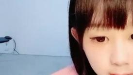 清纯系甜美妹妹！近期下海！麻花辫白嫩美乳，撩起短裙粉嫩小穴，无毛嫩穴自摸，极度诱惑