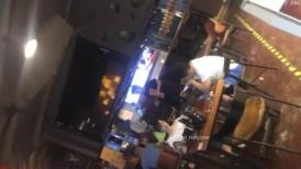 肉串店女厕 短发穿着抹胸上衣有气质的姐姐 逼果然是好看