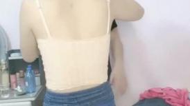 素颜戴眼镜妹子和男友无套啪啪做爱，被男友按头深喉怼嘴逼逼水多超嫩