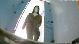 针织厂女厕呢大衣黑打底清纯小女神,平滑的无毛馒头穴和圆洞撸射