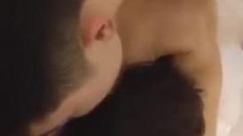 “老公我要寄吧” 性感苗条的小娇妻，被绿帽老公叫来做精油SPA的小哥3P