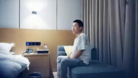 时尚性感鸭舌帽小姐姐短裙白色风衣看了就想搞，脱光光奶子又大又软白嫩美腿趴