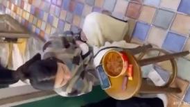 商圈店面门口吃饭倒八字眉闷骚型靓妞,近乎无毛的嫩唇大张着诱人