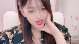 烈焰红唇嫩妹妹！洗完澡被炮友爆操！白嫩奶子一手抓，吸吮舔屌，往上视角抽插，骑乘位套弄