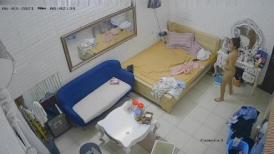 监控破解偷窥一居室三个姐妹在家里光溜溜的换衣服居家真实记录