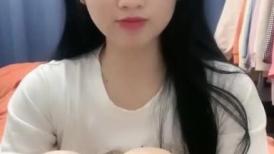 甜甜文静妹妹！难得小秀一波！贫乳紧致肥穴，撩起裙子翘起圆润美臀，小穴近距离特写，极度诱惑