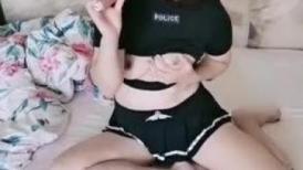 人妻绝活多，床上展示，抠得她骚死了，表演阴户抽烟！