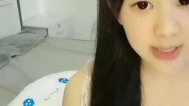 外表清纯乖巧萌妹！强烈要求秀一波！白嫩美乳，无毛紧致小穴，翘起屁股摆弄，揉搓阴蒂娇喘嗲嗲
