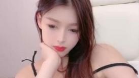 烈焰红唇美女小姐姐！性感吊带睡衣！炮友激情操逼，掏屌洞口磨蹭，站立抗腿抽插，后入撞击爽翻