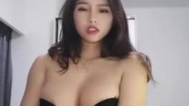 新人下海漂亮妹妹！一对豪乳表情淫骚！怼在镜头前抖臀，多毛骚逼好想被操，双指插入扣弄