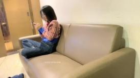 2023-4-2【瘦猴先生探花】良家人妻少妇返场，不尽兴沙发上再干，骑脸大屌吸吮，按住双腿爆操