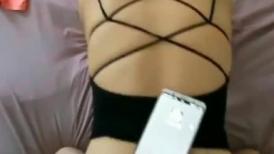 和闺蜜打着电话，然后和炮友打着扑克。
