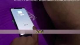 偷情给男友打电话 没憋住 差点被发现