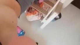 约炮人妻老公常年不在家，把人妻的腿抬起来让大家看清楚这骚货的逼
