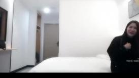 成熟少妇就是玩的开和两个男的在酒店一起嗨皮，丰满肉体修身黑裙丰腴性感揉捏舔吸一刻不停啪啪操【水印】