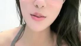 极品尤物网红女神！性感极品美腿！大黑牛自慰，翘起双腿震动，低低呻吟好爽，搔首弄姿