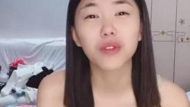 甜美乖巧美少女！居家男友操逼！苗条身材大长腿，小奶子一手抓，主动骑乘位套弄，从下往上视角