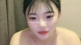 甜美小姐姐！炮友激情操逼！白嫩奶子揉捏，怼入小穴一顿操，好爽我要喷了，坐在马桶上骑乘位