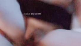在杭州认识的酒店前台。男：逼逼赖赖的，舒服死了，骚逼   少妇：听到没哈哈哈，你草死我了。奶子撞飞她！