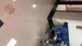 小区诊所尾随年轻少妇 偷窥她的肥美鲍鱼 盯的太紧好像被她发现了