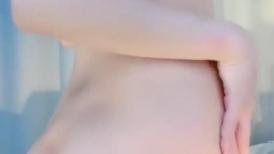 模特身材网红女神！极品美腿粉嫩小穴！大尺度道具自慰，地上假屌骑乘位，镜头前抽插美臀